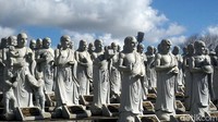 Patung-patung ini merupakan hasil donasi dari para jamaah. Nantinya nama-nama donatur akan dituliskan di prasasti berbentuk persegi yang berada di bawah setiap patung. (Wahyu Setyo Widodo/detikcom)