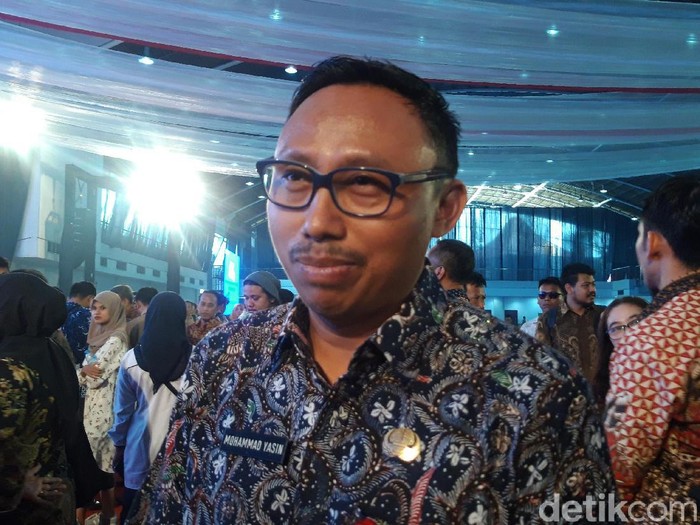 Warganet menyoroti sampah kardus makanan yang berserakan usai pertemuan kepala desa se-Jawa Timur. Pemprov Jatim pun meminta maaf atas kejadian tersebut.