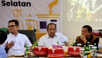 Wakil rakyat dari Dapil Jateng 3 ini yakin BUMN bisa mendorong percepatan pemberdayaan perdesaan tersebut. Ia pun mengingatkan sejumlah fondasi buat memperkuat perekonomian atau meningkatkan kehidupan perdesaan mulai dari pembentukan badan usaha milik desa (BUMDES), mewujudkan desa-desa wisata, perbaikan irigasi pertanian, menambah jaringan listrik,  satu desa satu produk unggulan (one village òne product) hingga bergulirnya dana desa yang tidak sedikit. Foto: dok. Komisi VI