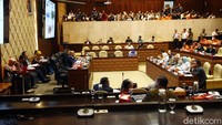 Komisi V DPR RI menyatakan kekecewaan besarnya atas absennya 3 pejabat tersebut. Dengan demikian Ketua Komisi V DPR RI Lasarus, dari fraksi PDIP akhirnya menetapkan rapat ditunda.