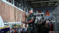Pangkogabwilhan I Laksamana Madya Yudo Margono mengecek kesiapan dan perlengkapan Tim Kogasgabpad.