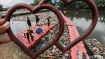 Bikin Mampet, Tumpukan Sampah di Sungai Mookervart Dibersihkan