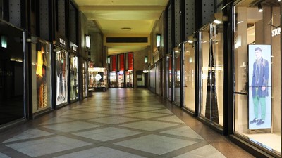 Penampakan Butik hingga Kafe di Kota Milan yang Sepi Imbas Corona