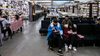 Toko buku yang berada di China ini dulunya merupakan tempat perlindungan bom dan tempat parkir pemerintah.  Librarie Avant Garde terletak di bawah Stadion Wutaishan Nanjing.(Getty Images)