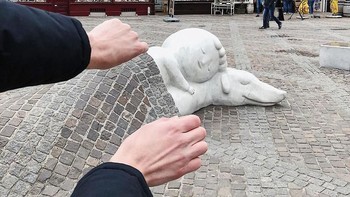 Menyelimuti patung. Foto: Tiago Silva