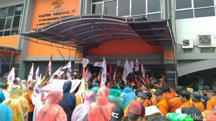Karyawan PT Pos Demo (Sachril Agustin - detikcom)