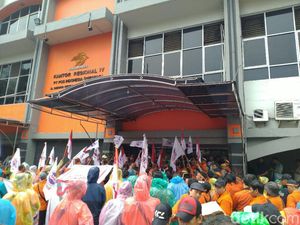 Karyawan PT Pos Indonesia Demo, Minta Direksi Diganti