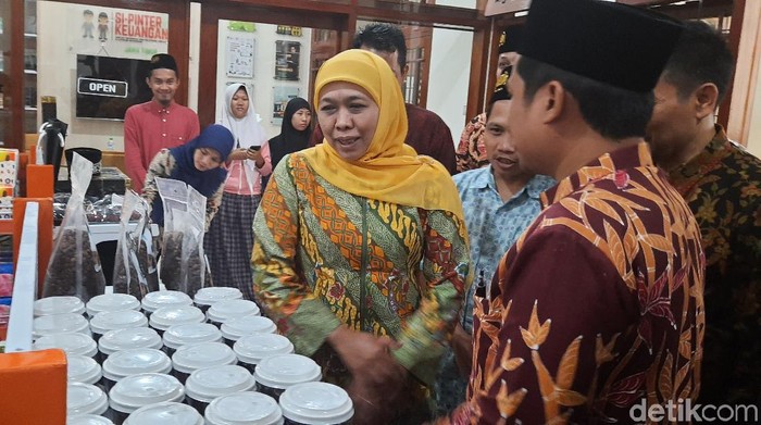 Arab Saudi menyetop umrah untuk mencegah penyebaran Virus Corona. Menurut Gubernur Jawa Timur Khofifah Indar Parawansa, itu merupakan sesuatu yang sudah dipertimbangkan.