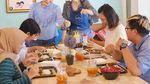 Bikin Gemas! Pose Manis Han Yoo Ra dengan Beragam Makanan