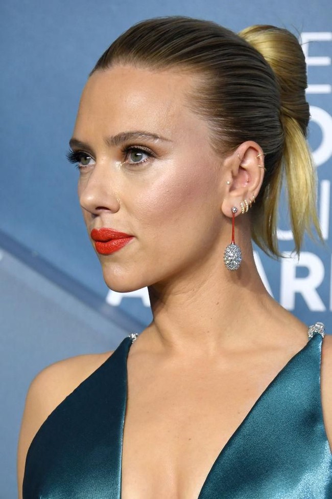 Memakai 2-3 anting sekaligus di telinga memang bukan tren baru lagi. Namun tren yang berkembang saat ini, para selebriti memamerkan gaya yang dulu identik dengan anak punk atau rock n roll ini di red carpet. Seperti yang ditampilkan Scarlett Johansson di sejumlah acara penghargaan. Foto: Astrid Stawiarz/Getty Images