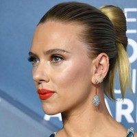 Memakai 2-3 anting sekaligus di telinga memang bukan tren baru lagi. Namun tren yang berkembang saat ini, para selebriti memamerkan gaya yang dulu identik dengan anak punk atau rock n roll ini di red carpet. Seperti yang ditampilkan Scarlett Johansson di sejumlah acara penghargaan. Foto: Astrid Stawiarz/Getty Images