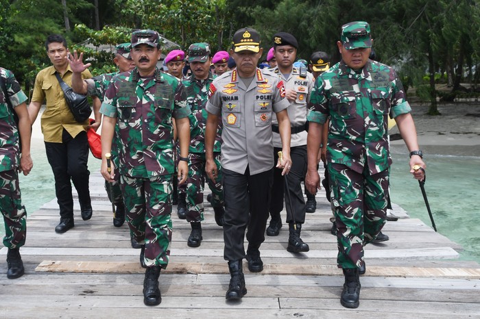 PENGAMANAN PULAU SEBARU KECIL Sejumlah anggota TNI bersiaga di perairan sekitar Pulau Sebaru Kecil di Kepulauan Seribu, Jakarta, Kamis (27/2/2020). Pemerintah menyatakan pulau itu telah siap untuk dijadikan lokasi observasi 188 WNI ABK World Dream. ANTARA FOTO/Akbar Nugroho Gumay/aww.