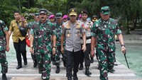 Ini momen saat Panglima TNI Marsekal Hadi Tjahjanto (kiri) berjalan bersama Kapolri Jenderal Pol Idham Azis (tengah) dan Panglima Komando Gabungan Wilayah Pertahanan (Pangkogabwilhan) I Laksamana Madya TNI Yudo Margono (kanan) saat meninjau Pulau Sebaru Kecil di Kepulauan Seribu, Jakarta, Kamis (27/2/2020).