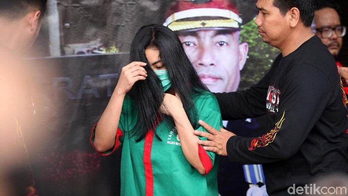 Polres Jakarta Barat merilis kasus narkoba artis Vitalia Sesha, Kamis (27/2/2020). Polisi menghadirkan Vitalia Sesha dalam kegiatan jumpa pers tersebut.