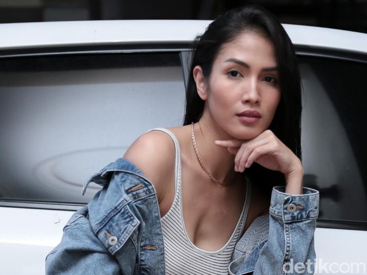 Aulia Sarah dan Kisahnya Berendam Bareng 50 Ular