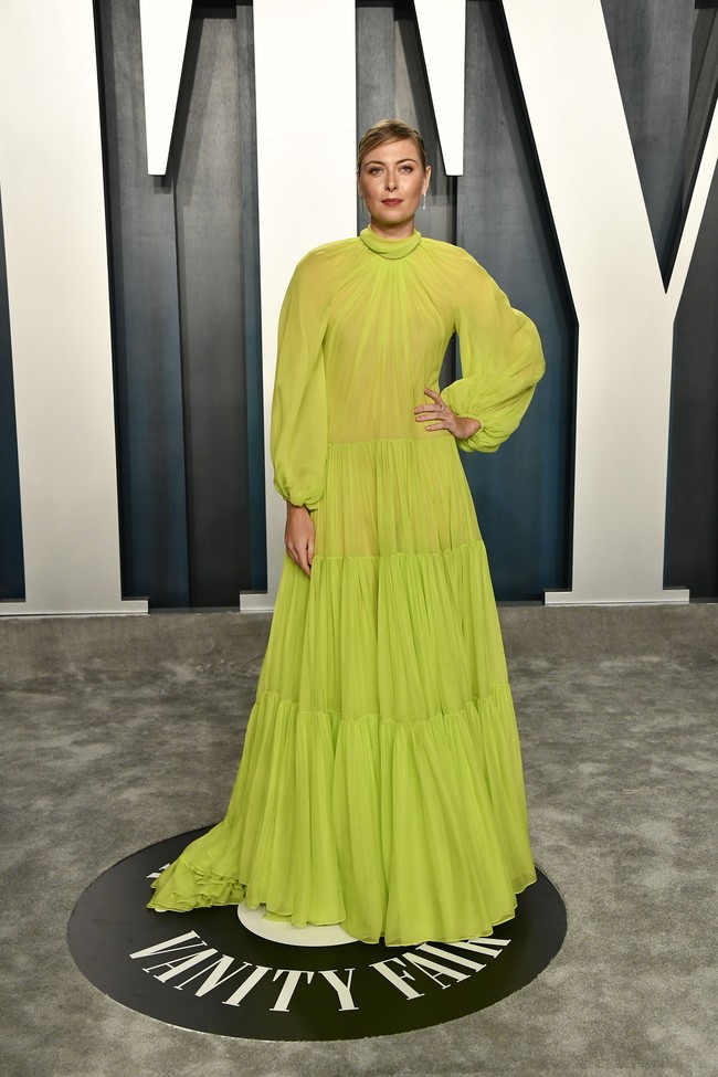 Gaun maxi hijau neon dari Maison Valentino berhasil membuat Maria Sharapova menjadi pusat perhatian di after-party Oscars 2020 baru-baru ini. (Foto: Getty Images)