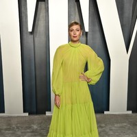Gaun maxi hijau neon dari Maison Valentino berhasil membuat Maria Sharapova menjadi pusat perhatian di after-party Oscars 2020 baru-baru ini. (Foto: Getty Images)