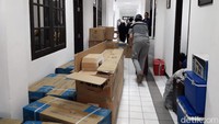 Pantauan detikcom di Pulau Sebaru, puluhan personel Komando Tugas Gabungan Terpadu (Kogasgabpad) dari TNI Polri, Kementerian dan Lembaga menurunkan logistik yang akan digunakan. Selain kebutuhan pokok seperti bahan makanan, petugas juga turut membawa mesin cuci, lemari es, toilet portabel kasur lipat, hingga alat-alat kesehatan.