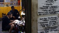 Tak jarang pelanggan menunggu di tempat usaha Koh Hendra sembari memperbaiki jam tangan para pelanggan tersebut.