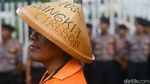 Momen Ratusan Pak Pos Geruduk Kantor Erick Thohir