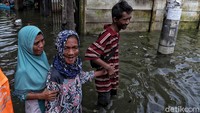 Banjir yang melanda kawasan Teluk Gong sejak Selasa (25/2) lalu itu hingga kini masih belum surut dan mencapai ketinggian 40-50 cm.