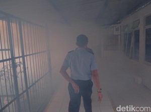 Musim Hujan dan Banjir, Lapas Karawang Lakukan Fogging Cegah DBD
