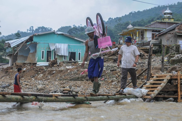Korban Bencana di Lebak Banten Butuh Jembatan Layak Banjir bandang yang melanda kawasan Lebak, Banten, awal tahun 2020 merusak sejumlah infrastruktur. Salah satu infrastruktur yang rusak adalah jembatan.