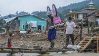 Sejumlah warga menyeberangi sungai Ciberang menggunakan jembatan darurat yang dibangun secara swadaya masyarakat guna mempercepat akses di Kampung Muara, Lebak, Banten, Kamis (27/2/2020).