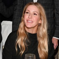 Tak hanya di bantalan serta daun telinga. Tindik anting juga dilakukan pada tulang dekat lubang telinga untuk mendapatkan kesan unik. Foto: Astrid Stawiarz/Getty Images