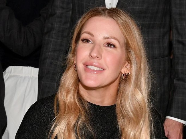 Tak hanya di bantalan serta daun telinga. Tindik anting juga dilakukan pada tulang dekat lubang telinga untuk mendapatkan kesan unik. Foto: Astrid Stawiarz/Getty Images