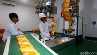 Awak media pun diberi kesempatan untuk melihat proses pengemasan beras ukuran 200 gram dan 5 kg di Gudang Bulog, Kelapa Gading, Jakarta, Kamis (27/2/2020).