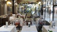 Tak hanya pusat perbelanjaan, restoran dan kafe di kawasan Milan pun sepi pengunjung. Bici, salah satu restoran di Milan yang biasanya selalu ramai oleh pengunjung kini tampak sepi usai virus corona melanda beberapa wilayah di Italia. Getty Images/Marco Di Lauro.