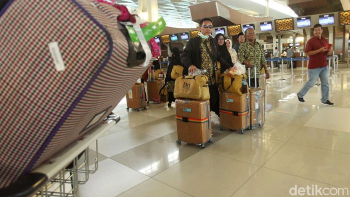 Sejumlah jemaah umrah yang tertahan dan menunggu kepastian perlahan mulai meninggalkan Bandara Soetta.