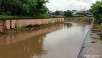 Untuk mengetahui keadaan terkini proyek tersebut, detikcom menyambangi langsung lokasi yang menjadi ujung proyek sodetan Ciliwung di BKT, Kamis (27/2/2020). Pantauan detikcom di lokasi, tak ada satupun pekerja di sekitar proyek. Sesekali hanya ada warga sekitar yang lalu lalang melintasi proyek.