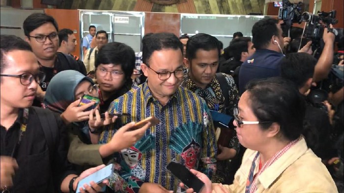 Anies hanya senyum ditanya spanduk sindiran banjir