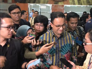 Ditanya soal Spanduk Banjir Kotanya Tertipu Warganya, Anies Baswedan Senyum