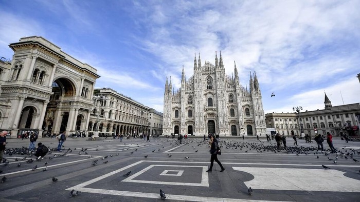 Wabah virus corona telah melanda wilayah Italia. Kota Milan yang biasanya ramai oleh turis dan aktivitas warga pun kini tampak lengang dan tak banyak aktivitas.