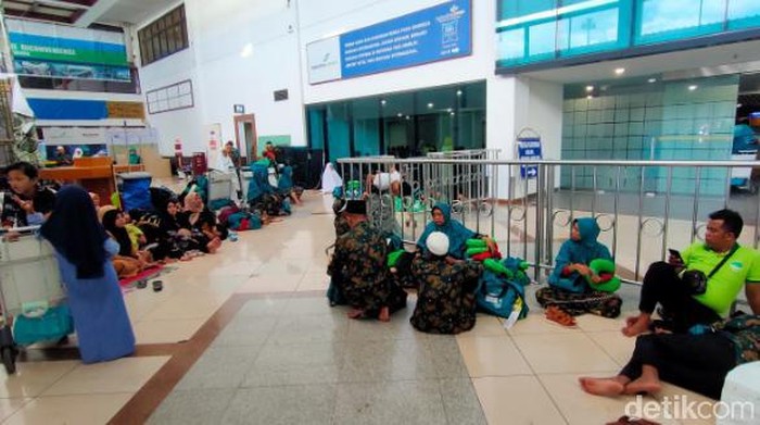PT Angkasa Pura I Bandara Juanda memastikan penerbangan rute Surabaya-Mekah juga ditunda. Kebijakan itu diambil setelah Pemerintah Arab Saudi menghentikan penerbangan dari luar negeri untuk sementara, karena penyebaran Virus Corona di dunia.