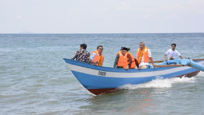 Kkp Dan Skk Migas Beri Bantuan 10 Kapal Ikan Untuk Nelayan Ntb