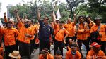 Momen Ratusan Pak Pos Geruduk Kantor Erick Thohir