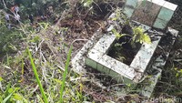 Ketua RT 03/03 desa setempat Dede Karmaji mengatakan tebing 20 meter di lahan TPU Kampung Nangerang longsor pada dua hari lalu (25/2/2020). Panjang longsor mencapai 300 meter.