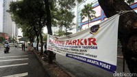 Spanduk dilarang parkir juga mejeng dari Dishub DKI Jakarta.