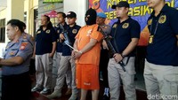 Kapolres AKBP Anom Karibianto menjelaskan motif yang dilakukan tersangka karena merasa kesal gegara korban meminta uang untuk studi tur ke Bandung.