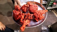 Bukan ngemil permen, di Mumbai ada jajanan populer namanya Chicken Lolipop. Jajanan ayam goreng ini disebut lolipop karena cara makannya yang mirip seperti makan permen. Foto: Istimewa/DavidsBeenHere