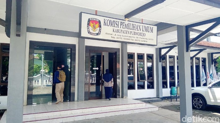 Kantor KPU Purworejo dan ketuanya Dulrohim