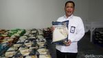 Melihat Proses Pengemasan Beras Bulog di Utara Jakarta