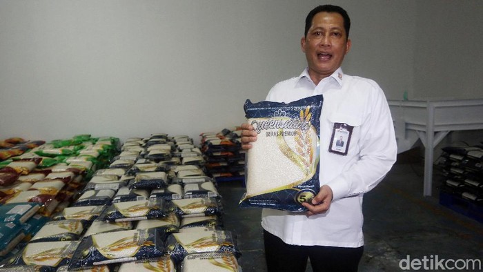 Gudang Bulog di Kelapa Gading tak hanya menampung ratusan ribu ton beras. Di gudang itu juga diproduksi berbagai beras kualitas medium hingga premium.