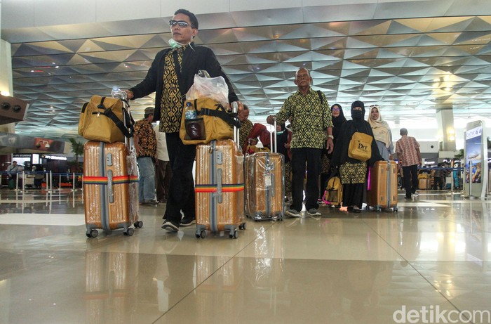 Sejumlah jemaah umrah yang tertahan dan menunggu kepastian perlahan mulai meninggalkan Bandara Soetta.