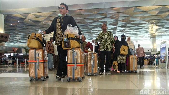 Sejumlah jemaah umrah yang tertahan dan menunggu kepastian perlahan mulai meninggalkan Bandara Soetta.