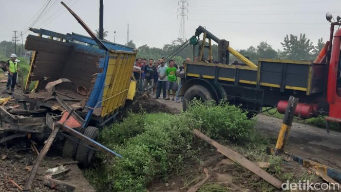 Tabrakan KA vs Truk di Klaten, Kamis (27/2/2020).